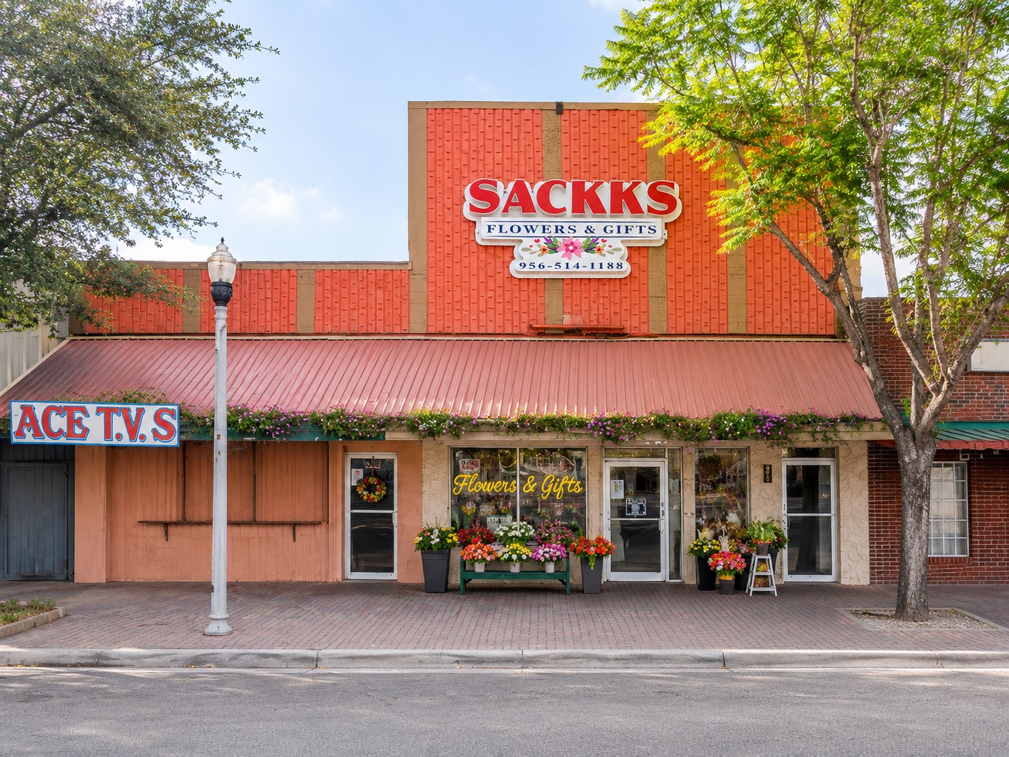 Fachada de SACKK'S Flowers & Gifts ubicada en Mercedes Texas